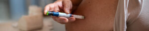 Pessoa inserindo insulina em si mesma