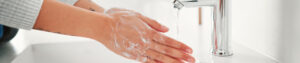 Pessoa lavando as mãos